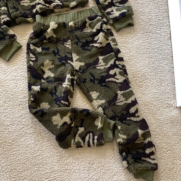 Camo Color 2 Piece Sherpa Set - Picture 11 of 12
